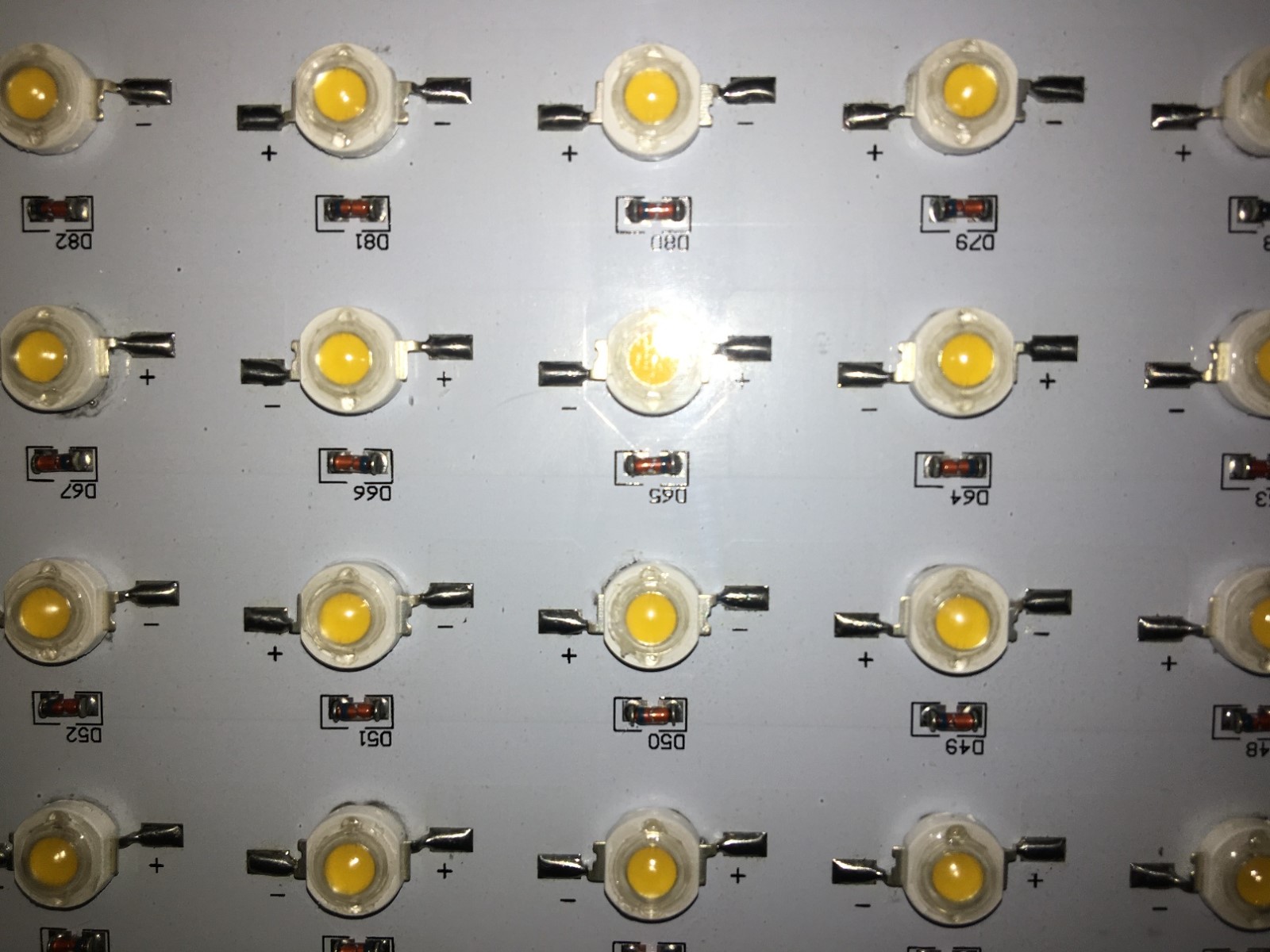600w led grow lights which use 5w leds, iron housing